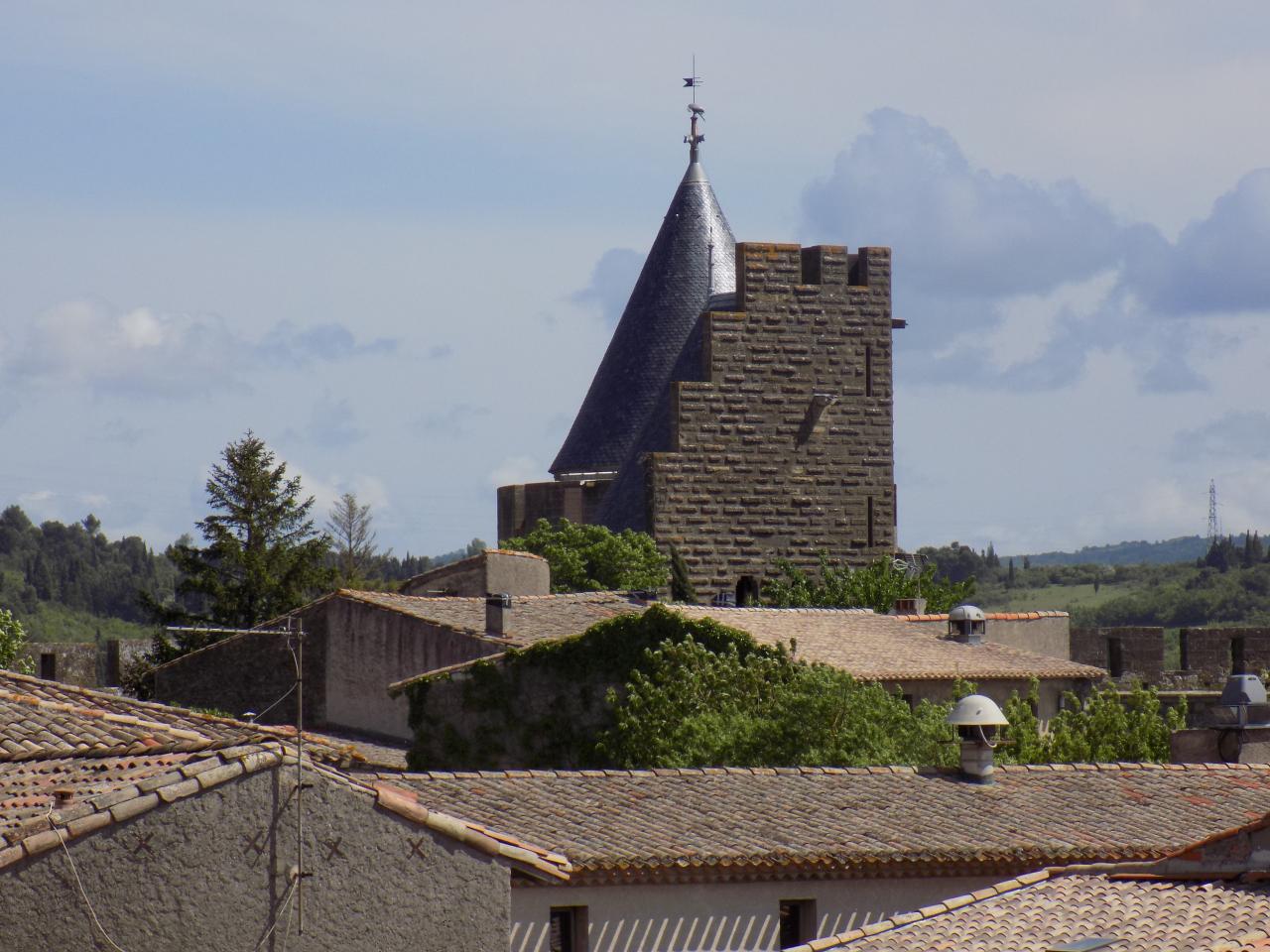 Toits de la cité et tour du Tresau