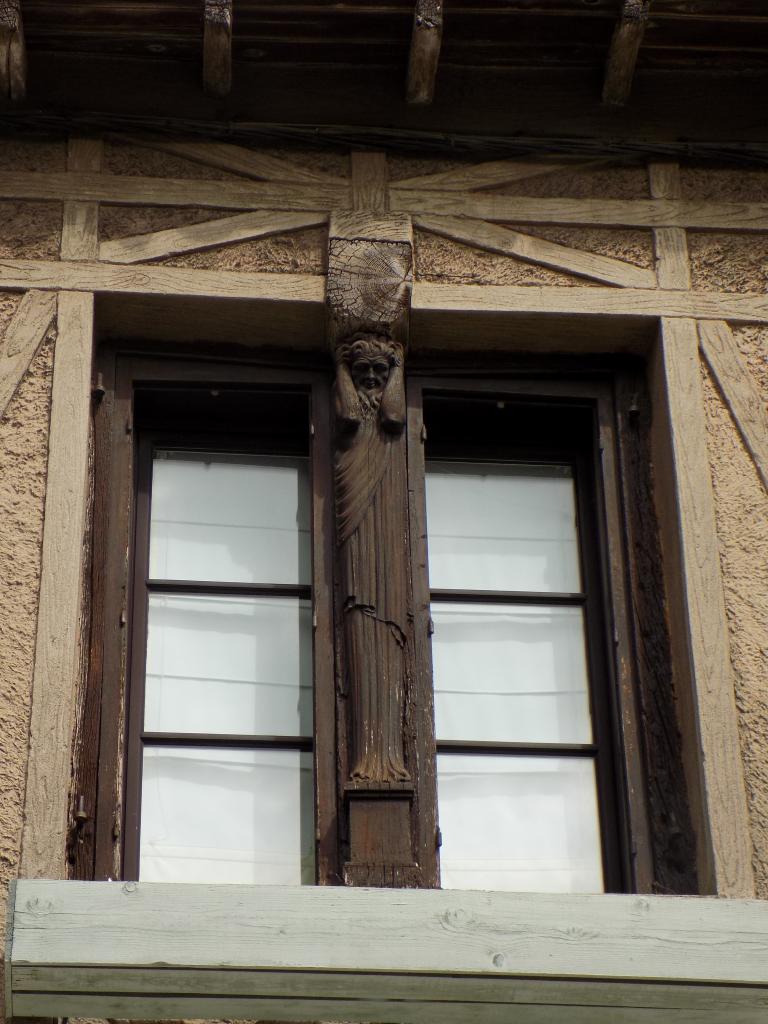 Maisons de la cité meneaux de bois